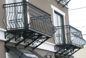 Aluminum self supporting balcony rails with decorative bracket image